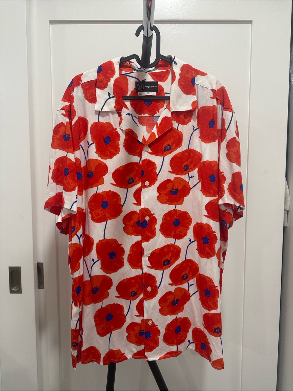 Red and white poppy button down XL